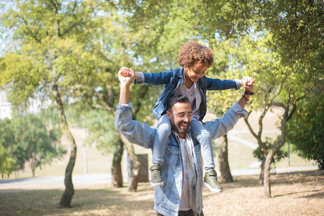 a dad and daughter enjoying a park in Washington DC 